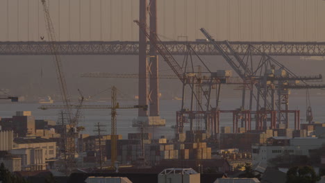 Puerto-De-Contenedores-Y-Puente-Para-Automóviles.