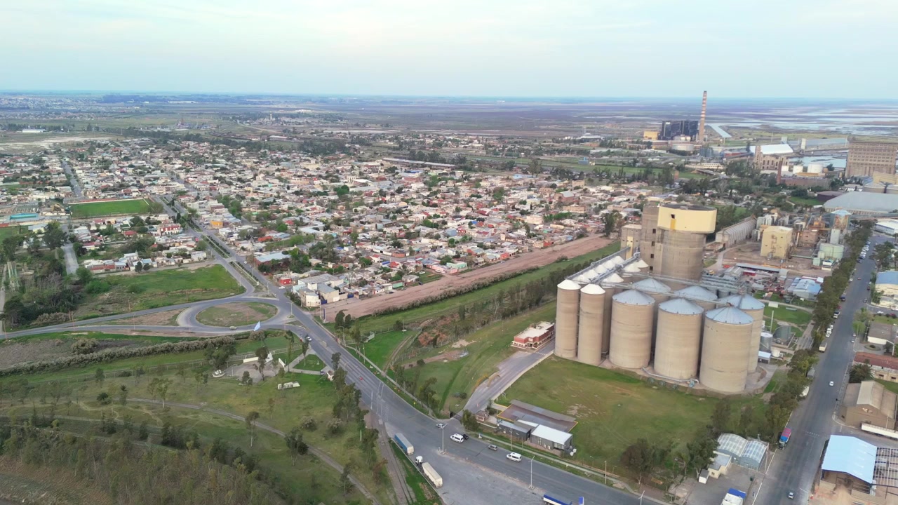 Drohne fliegt über Puerto Ingeniero White und zeigt Fabrik, Stadt und Straßen in Buenos Aires, Argentinien.