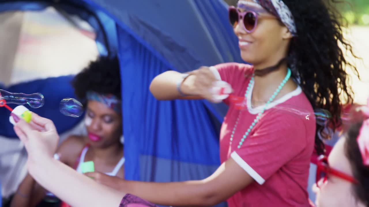 음악 페스티벌 4k에서 거품으로 노는 친구들의 그룹