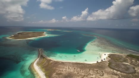 una vista aérea de una isla paradisíaca tropical
