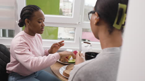 women having breakfast