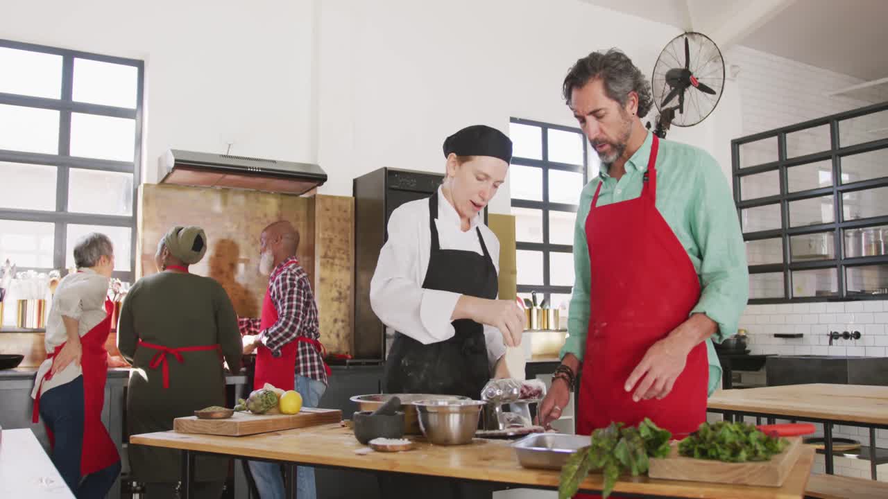 cocineros haciendo pasta juntos