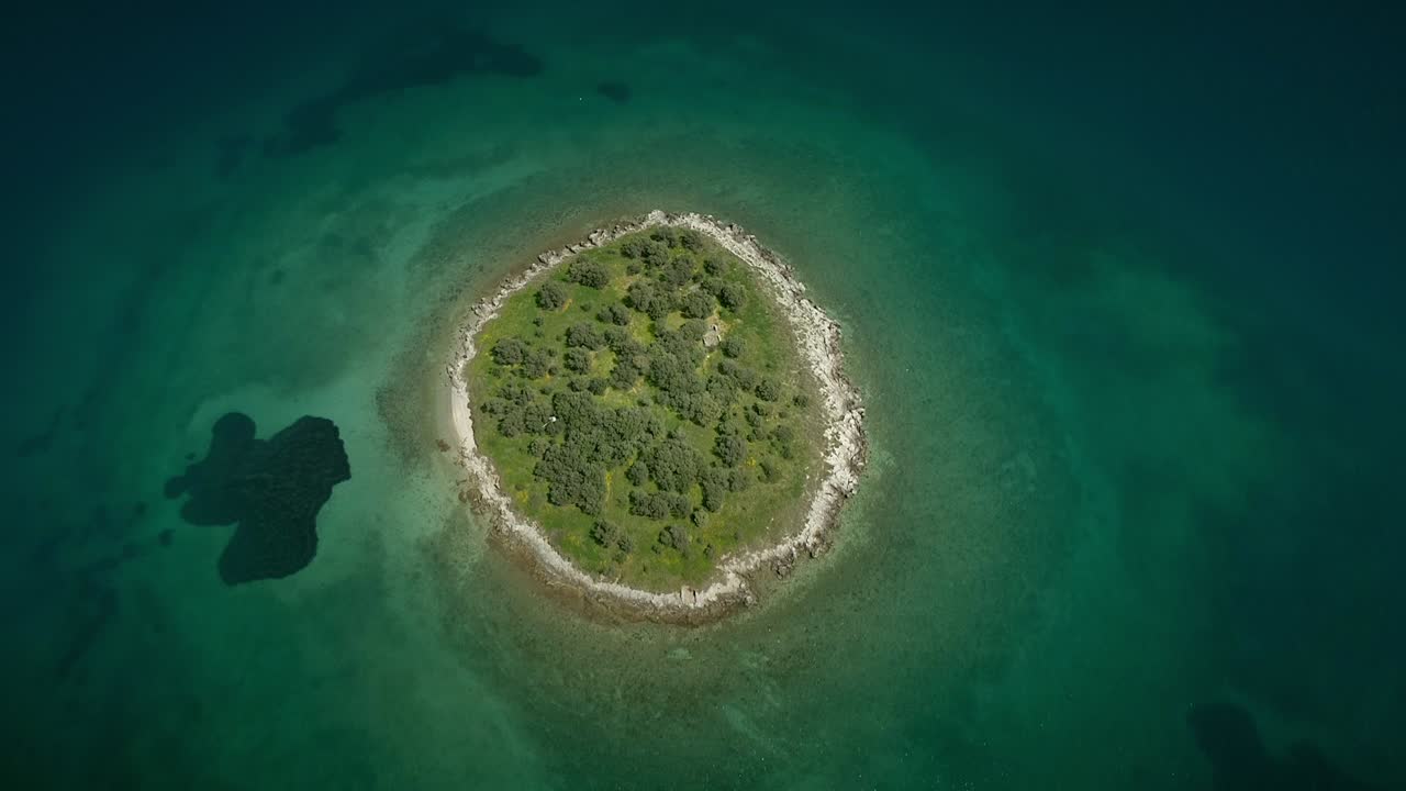 vista aérea de la isla de san atanasio en el golfo de corinto, grecia.