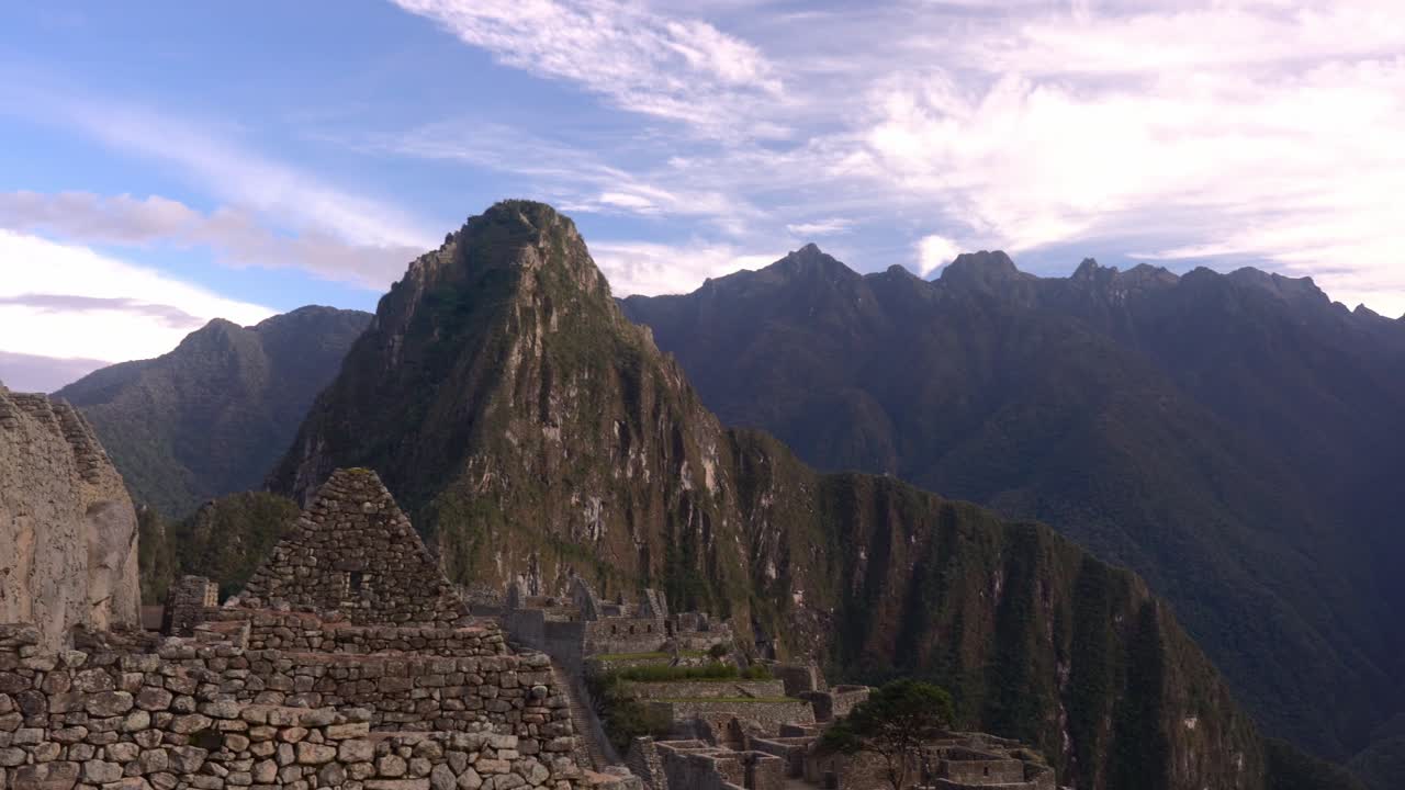 disparo de seguimiento lento justo a través de la antigua ciudad inca de machu picchu en perú, américa del sur