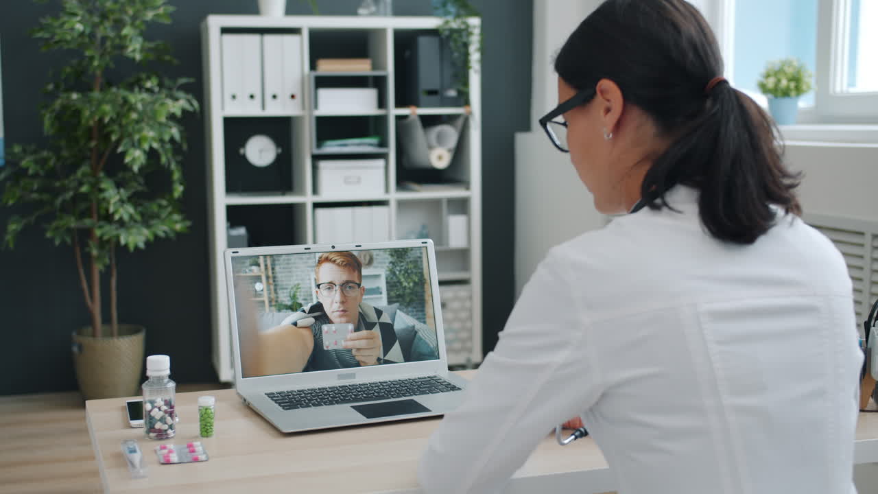 Medico in consultazione virtuale con un paziente