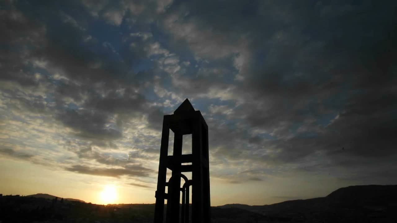 해질녘 탑 위로 움직이는 구름의 시간 경과