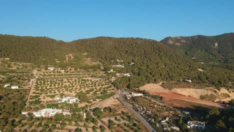 Vista-Aérea-Del-Paisaje-Montañoso-Con-Camino-Solitario