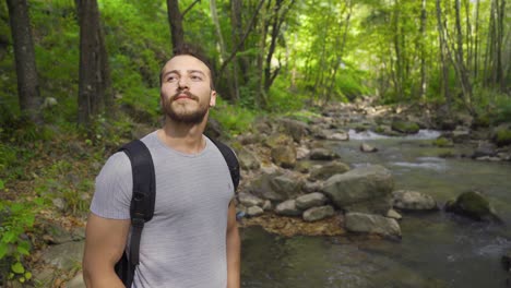 hombre libre. bosque y arroyo.