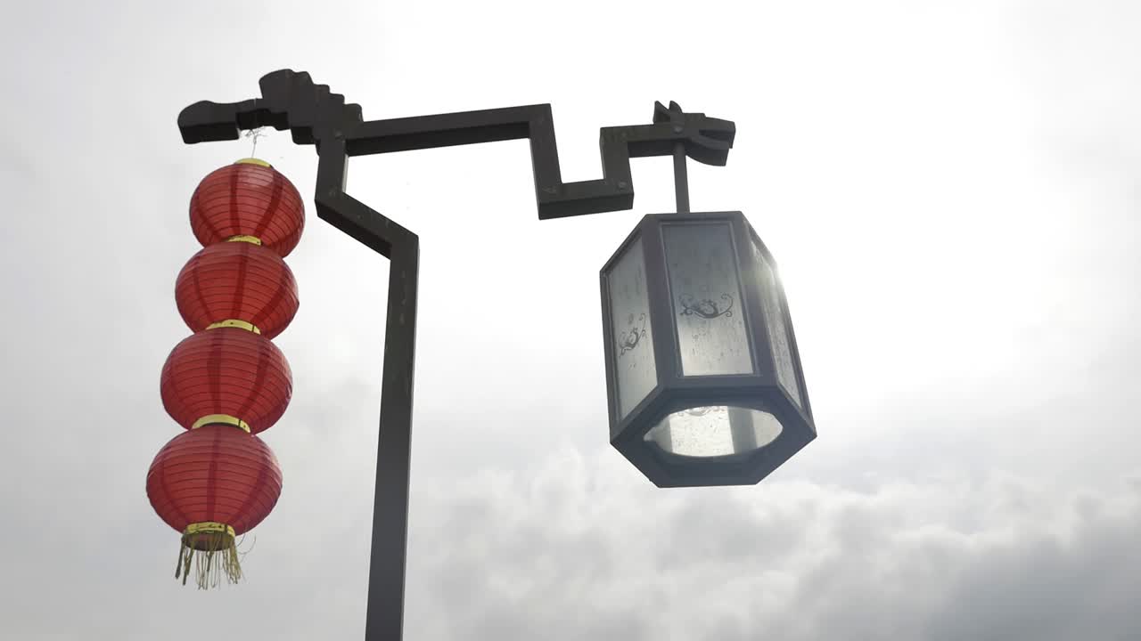 objeto tradicional chino volando con el viento