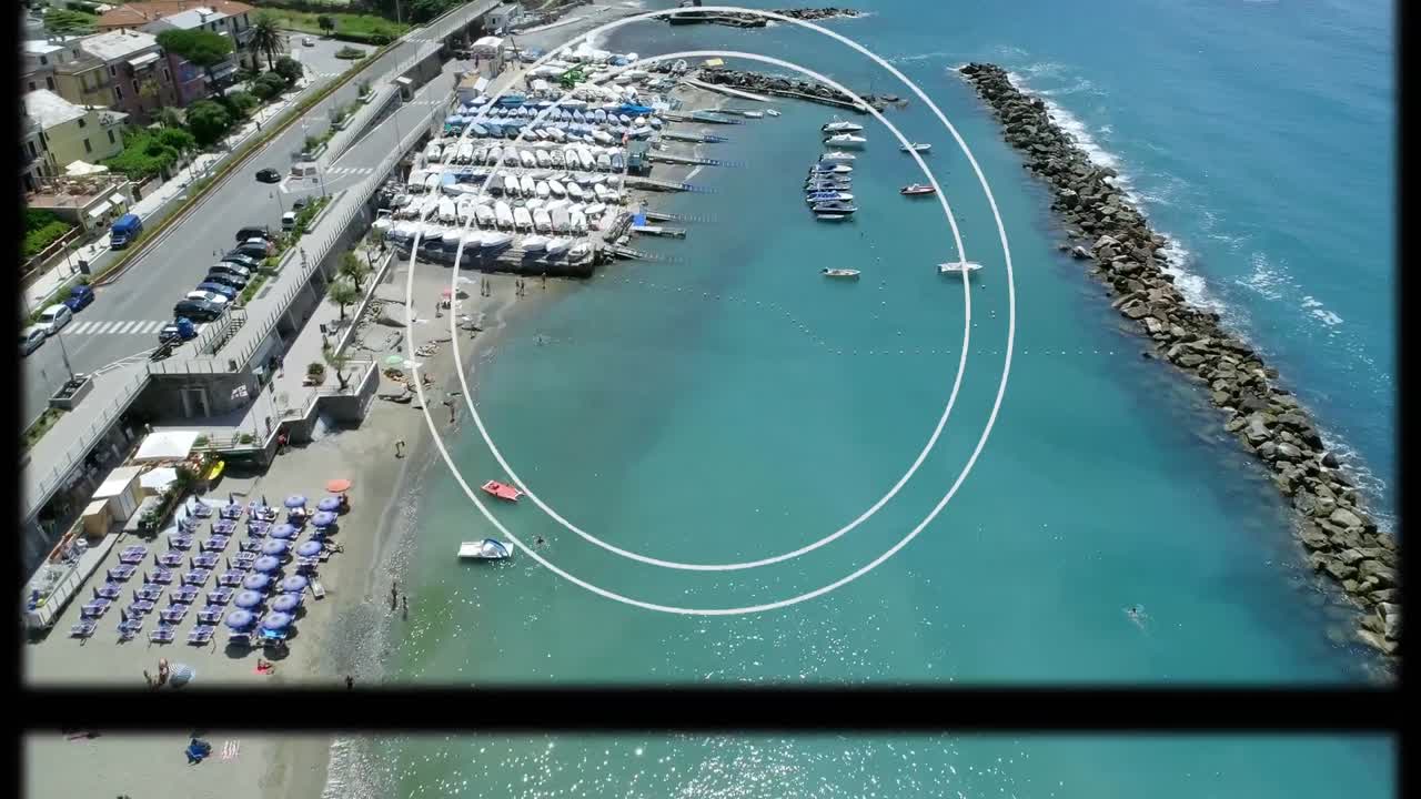 animación de escáner circular y marco deslizante sobre la carretera costera, la playa y el mar