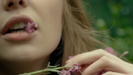 mujer con flores