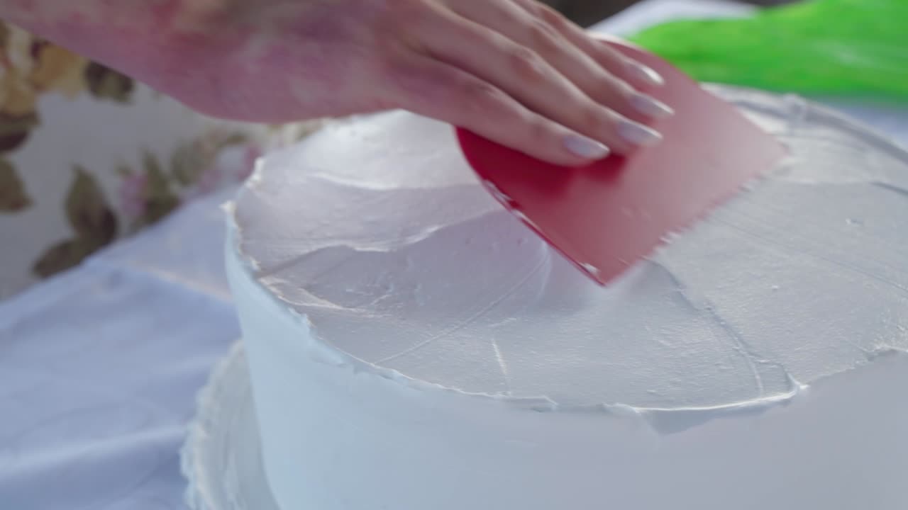 케이크에 생크림을 바르고