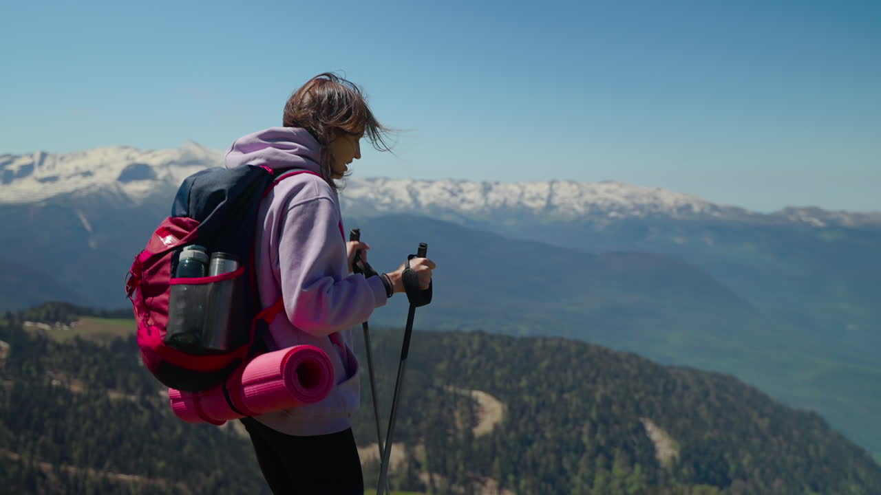 Mujer, excursión, en, montañas