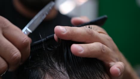 Primer-Plano-En-Cámara-Lenta-Como-Peluquero-Peina-Y-Corta-El-Cabello-De-Un-Hombre