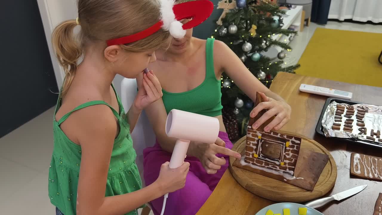 휴가철 에 가족 과 함께 생강  집 을 만드는 것