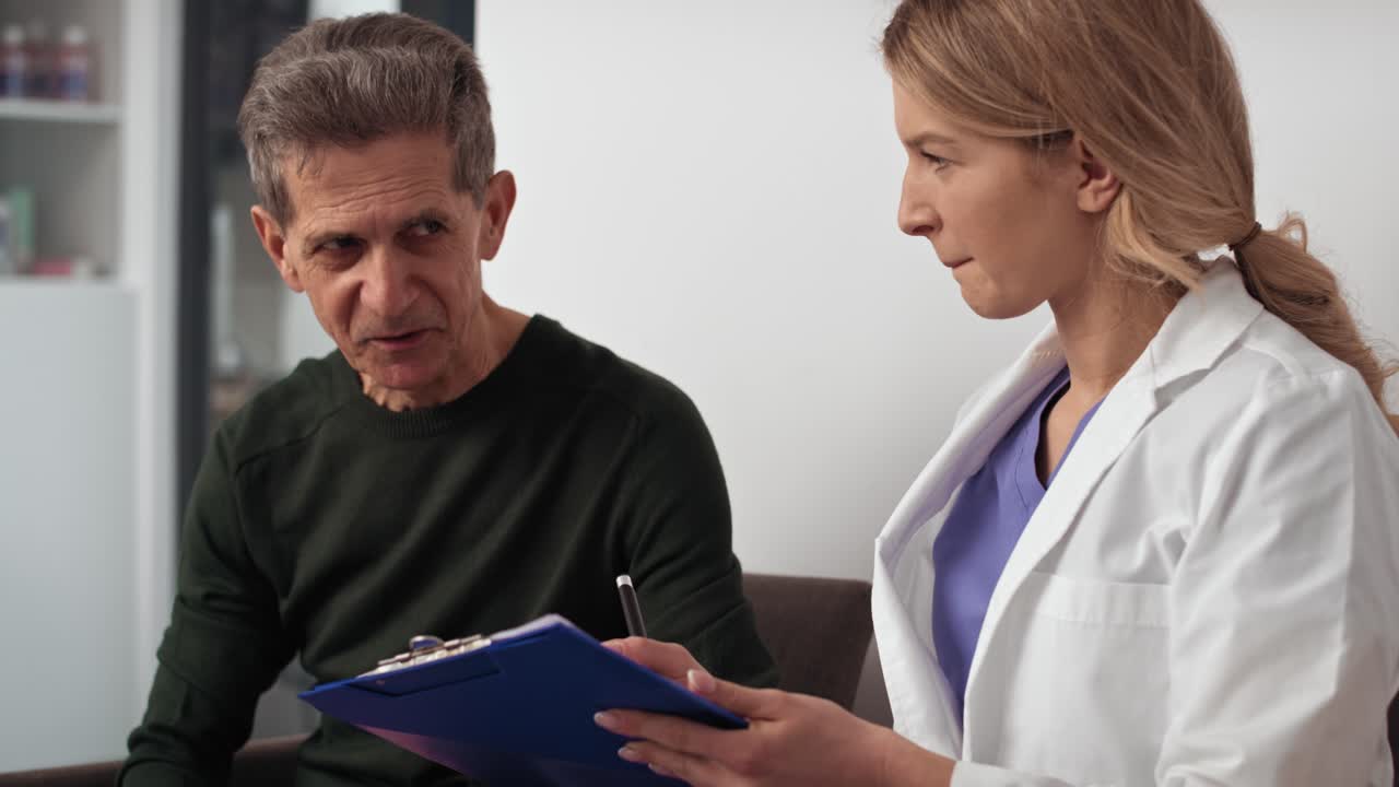 el hombre mayor hace hablar con el médico en la sala de espera.