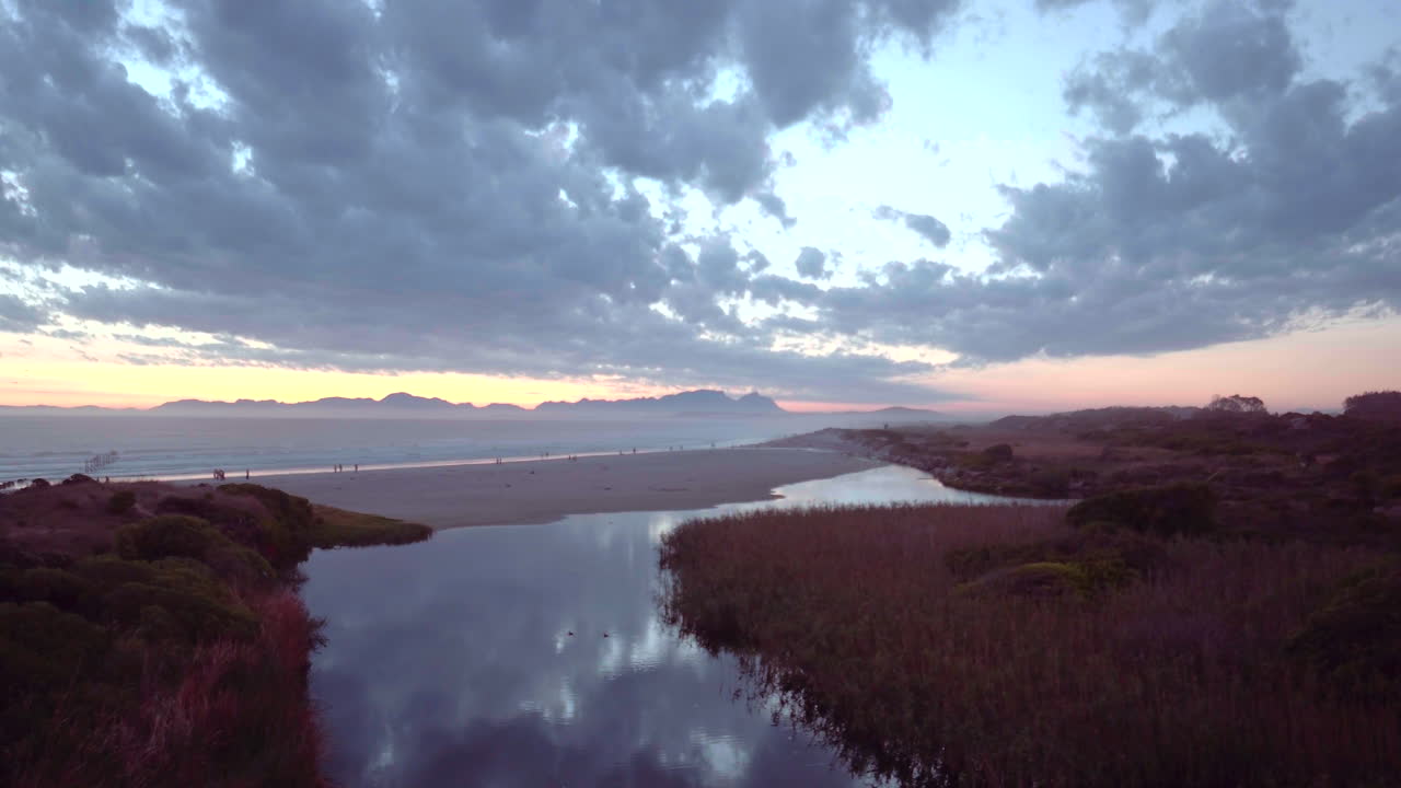모든 일몰은 아름다운 것을 제공할 수 있습니다.