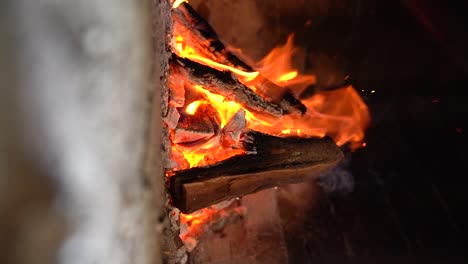 pequeño fuego en una chimenea