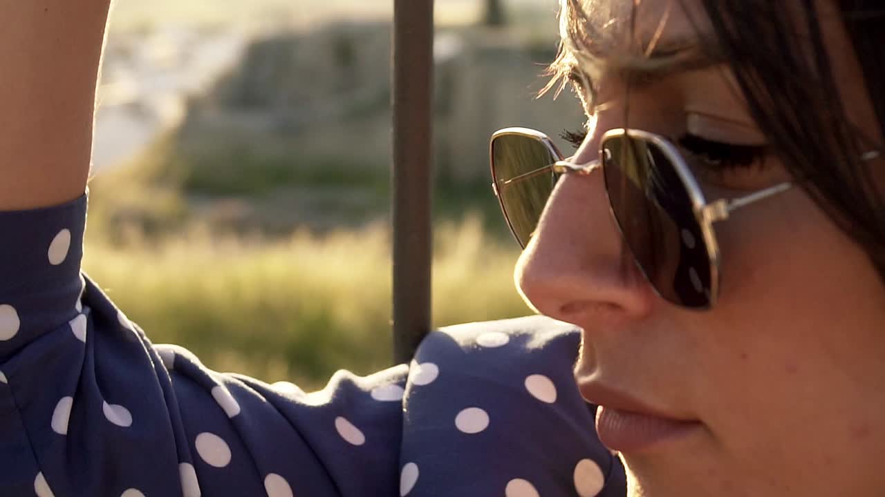 наклонный снимок волос модели, развевающихся на ветру