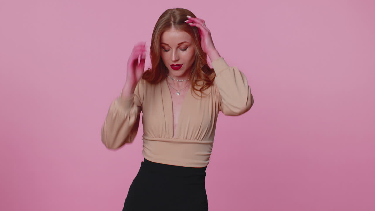 성인이 된 솔직한 갈색 소녀는 혼자 잃고 놀랐다 갑작스러운 복권 결과, 불행, 손실