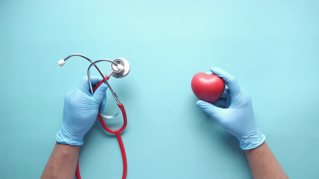 examen médico con estetoscopio y corazón