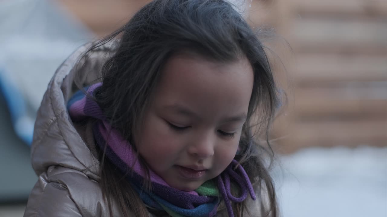 abuelo y nieta divirtiéndose en la nieve