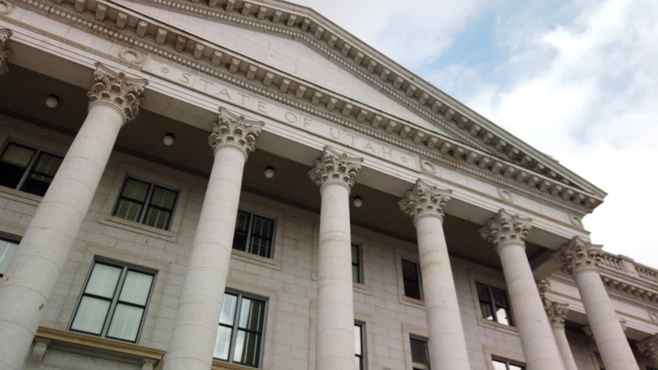 백그라운드에서 움직이는 구름과 함께 유타 주의 주도를 지나는 하이퍼랩스