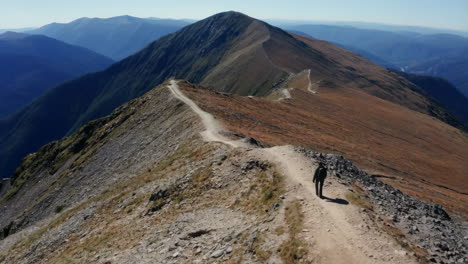 excursionista en el sendero de montaña