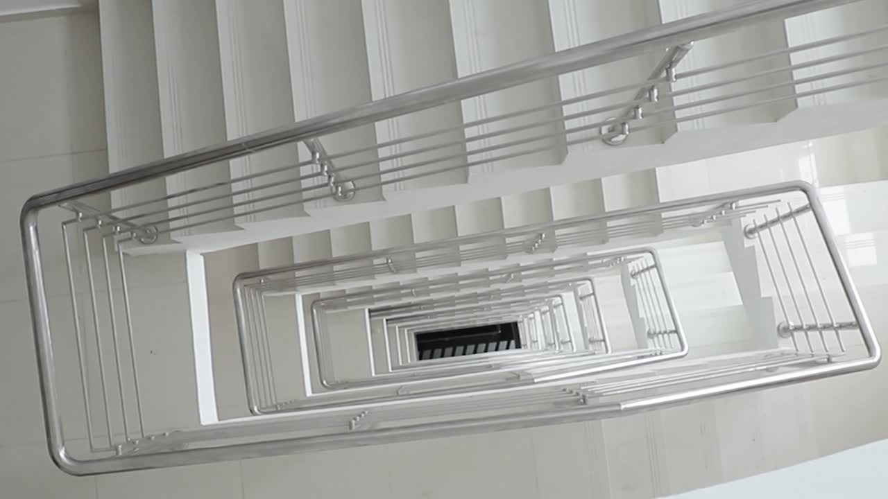 vista de gran ángulo de las escaleras en un apartamento moderno, vista desde arriba, nadie, arquitectura de patrón abstracto