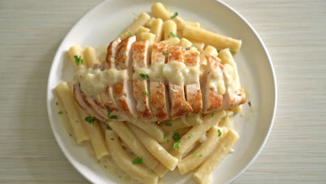 Hausgemachte-Quadrotto-Penne-Nudeln,-Weiße-Cremige-Sauce-Mit-Gegrilltem-Hähnchen