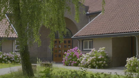 close-view-of-old-elementary-School-building