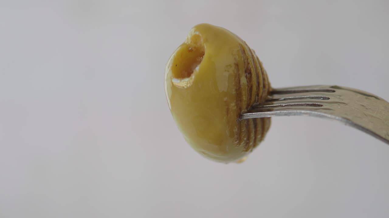 oliva verde en un tenedor