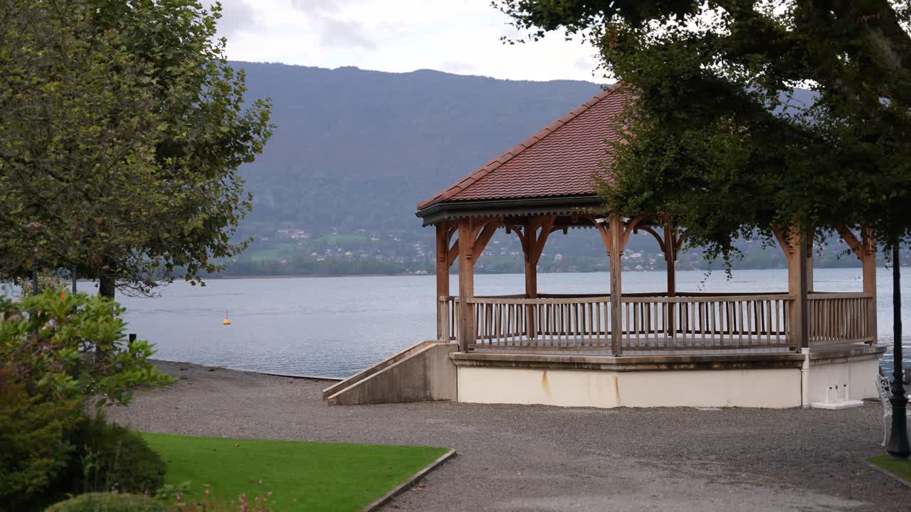 Stor pavillon ved Annecy-søens bred i de franske alper, stabilt mellembillede.