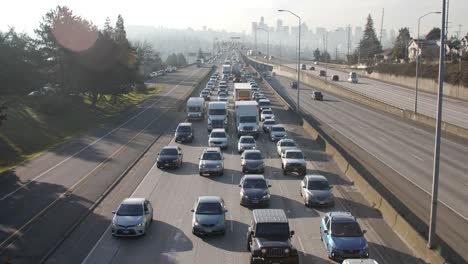 coches circulando por el tráfico de la ciudad en la i-5 en seattle