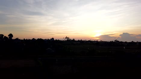 Hora-Azul-Amanecer-Pacífico-Amanecer-Sobre-El-Campo-De-Arroz-Timelapse-Cielo-Dorado-Bali-Indonesia-Retroiluminación-Indonesia-Retroiluminada