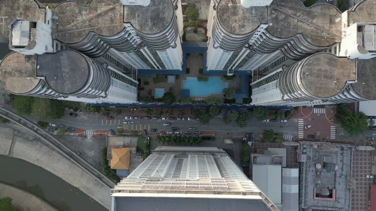 Torres de apartamentos en forma de cúpula en Kampung Attap, ciudad de Kuala Lumpur, Malasia, toma aérea con dron, estática, 4K, 60FPS