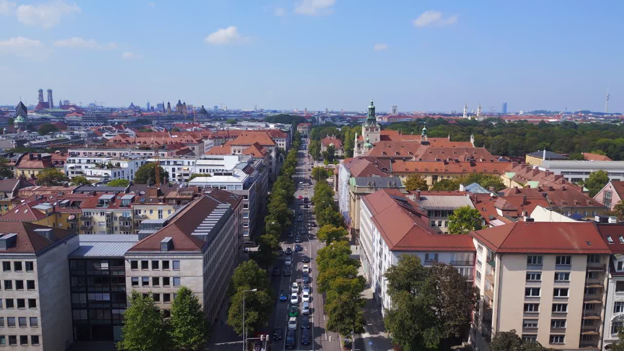 vista aérea suave de arriba vuelo calle carretera ciudad ciudad de múnich alemania bávaro, verano cielo nublado soleado día 23