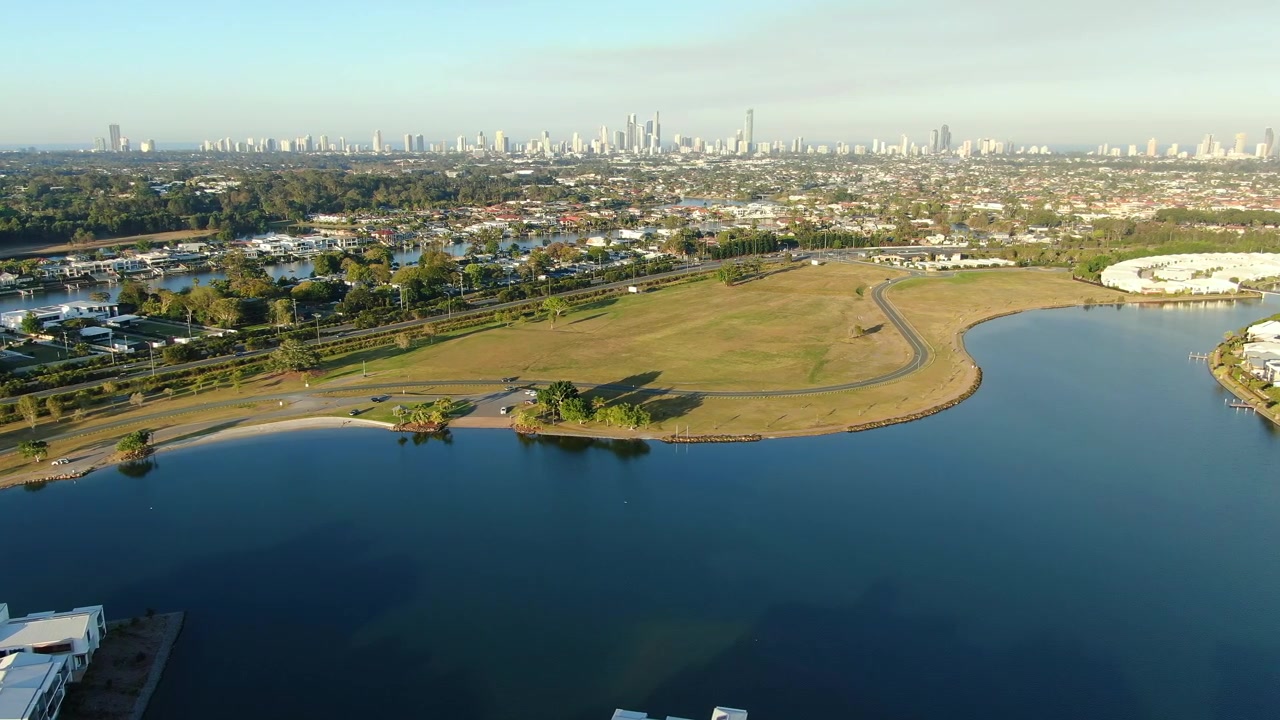 Vista aerea sul sobborgo di Carrara della Gold Coast e sul tranquillo Lago Smeraldo, Queensland, Australia