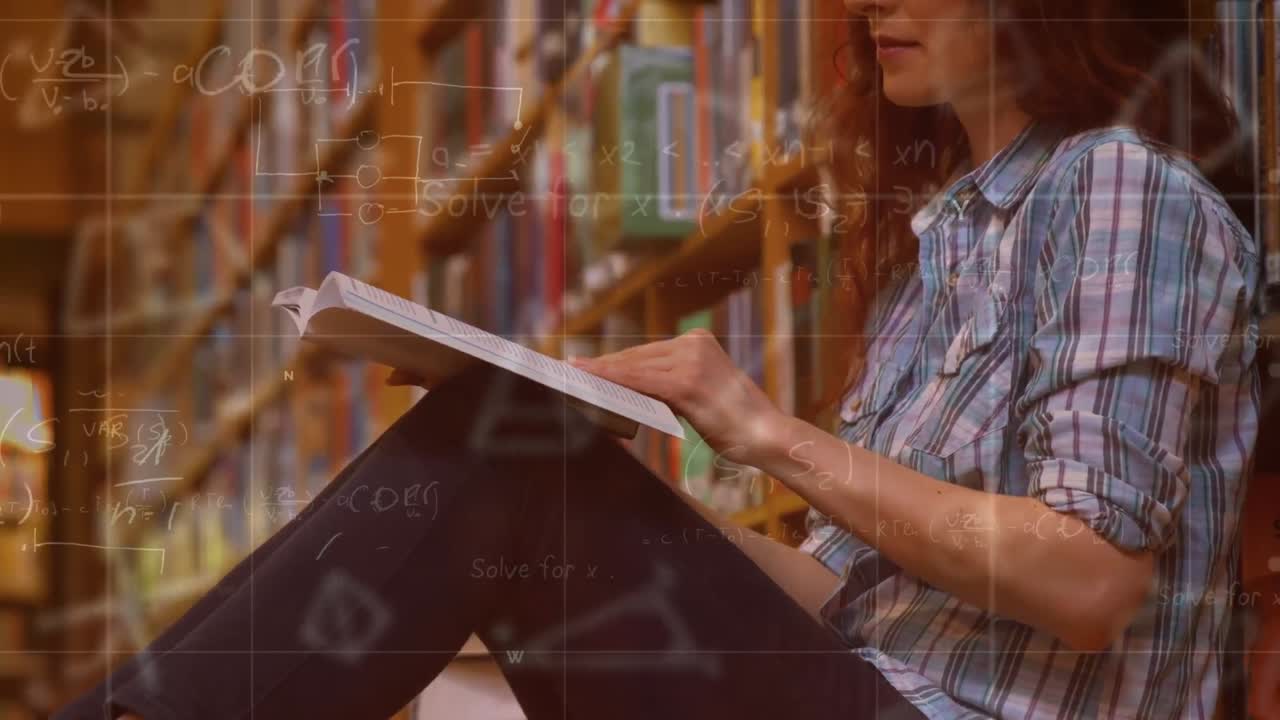 animación de fórmulas matemáticas sobre una estudiante caucásica