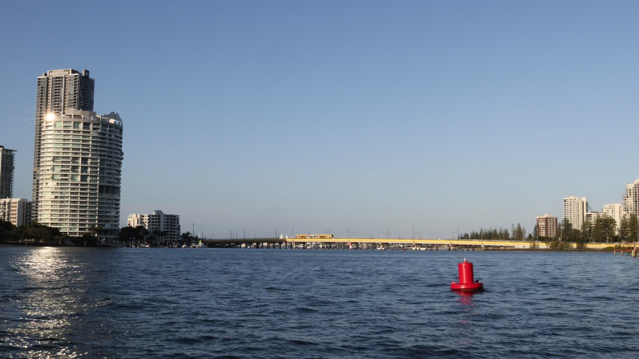 물 위의 도시 스카이 라인 뒤의 일몰의 타임 스