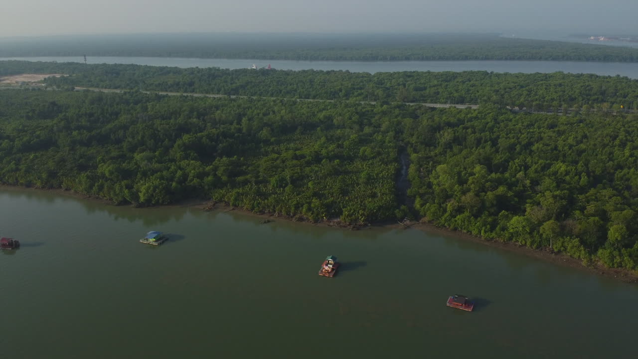 vista de drones de una casa flotante en el río bagan lalang, sepang, malasia