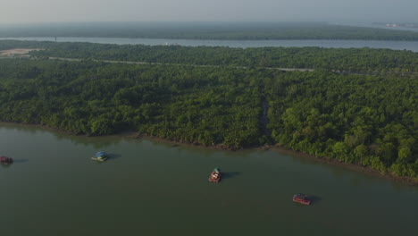 Vista-De-Drones-De-Una-Casa-Flotante-En-El-Río-Bagan-Lalang,-Sepang,-Malasia