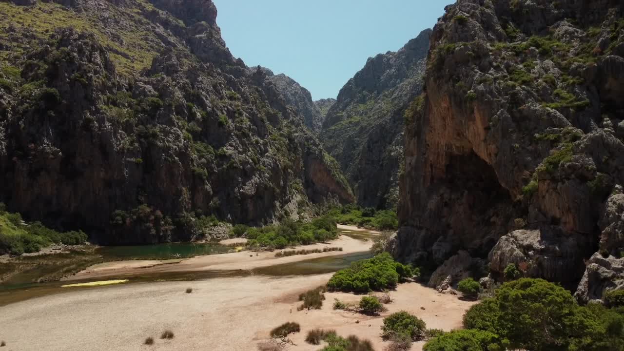 Mallorca Kanyon Calobra Dağ manzarası kum plaj nehir