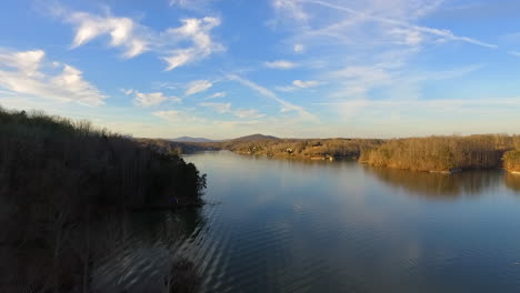 Un-Dron-En-Ascenso-Disparó-Sobre-El-Lago-De-Montaña-Smith-En-Virginia-Con-Sol-Y-Cielos-Azules