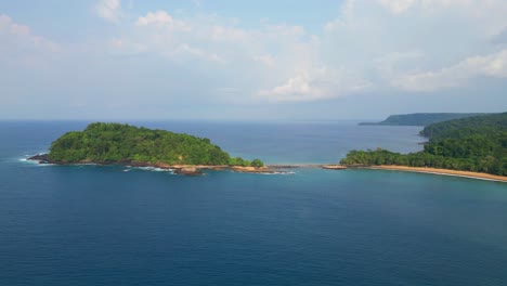 Vista-Aérea-Hacia-Atrás-Desde-El-Islote-Bom-Bom-Y-Dando-Vueltas-Para-Revelar-La-Playa-Bom-Bom-En-Ilha-Do-Príncipe,-África