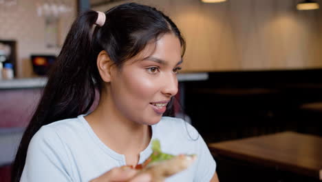 mujer joven en un restaurante