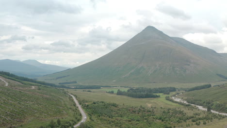 Tiro-De-Dron-Ascendente-De-La-Montaña-Verde-Escocesa