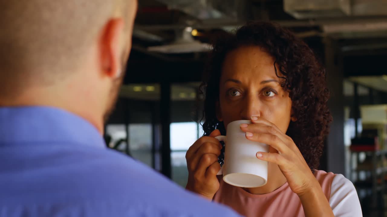 mujer ejecutiva tomando café en la cafetería 4k