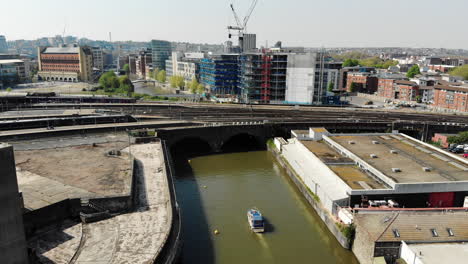 aérien : bateau se dirigeant vers la ville de bristol en aval de la rivière l'été