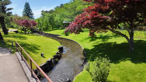 Ryontonji-Tempel-In-Hamamatsu,-Japan,-Mit-Seiner-Malerischen-Brücke,-Dem-Fluss-Und-üppigem-Grün